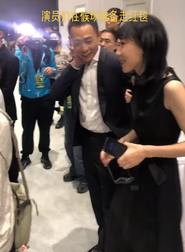 任素汐|张译任素汐后台聊天曝光,信息量大揭华表奖内幕,男方尴尬挠脑袋