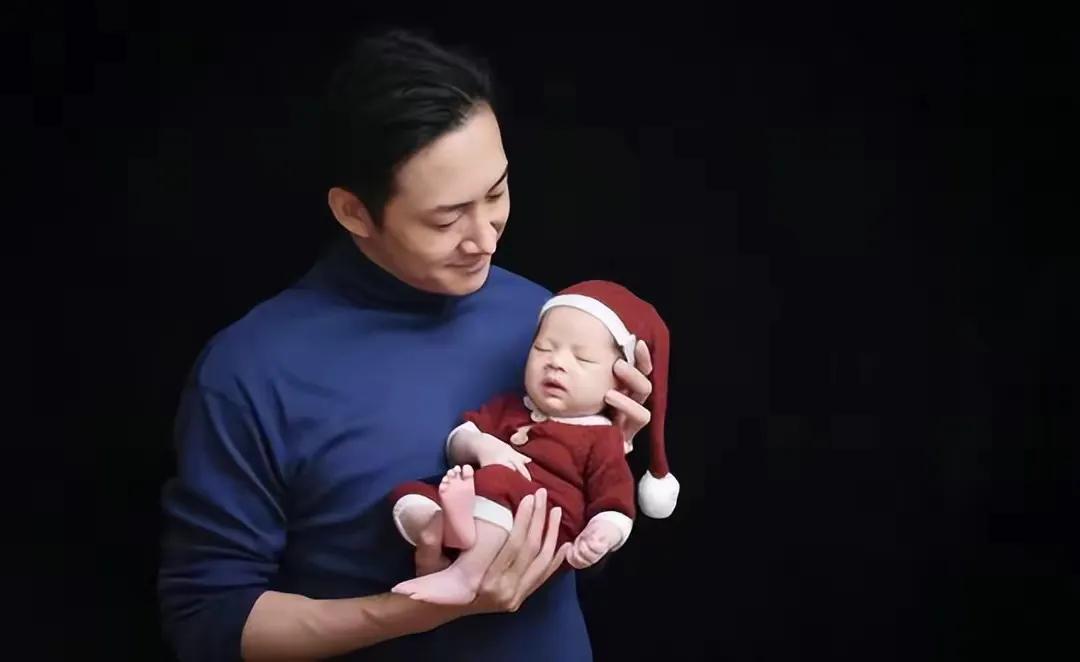 王阳一家三口同框,推婴儿车奶爸范十足,2岁女儿眼睛大大好可爱