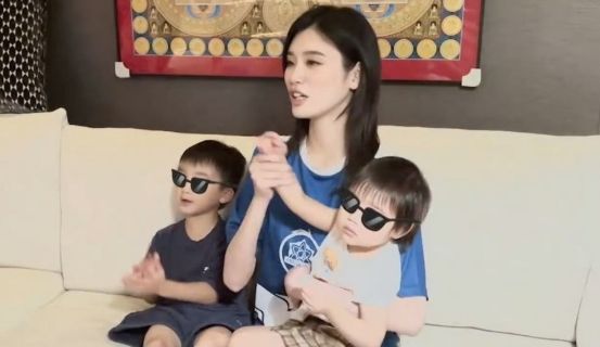 奚梦瑶陪婆家游香港，何猷君紧搂爱妻好恩爱，被赞身材高挑气质好