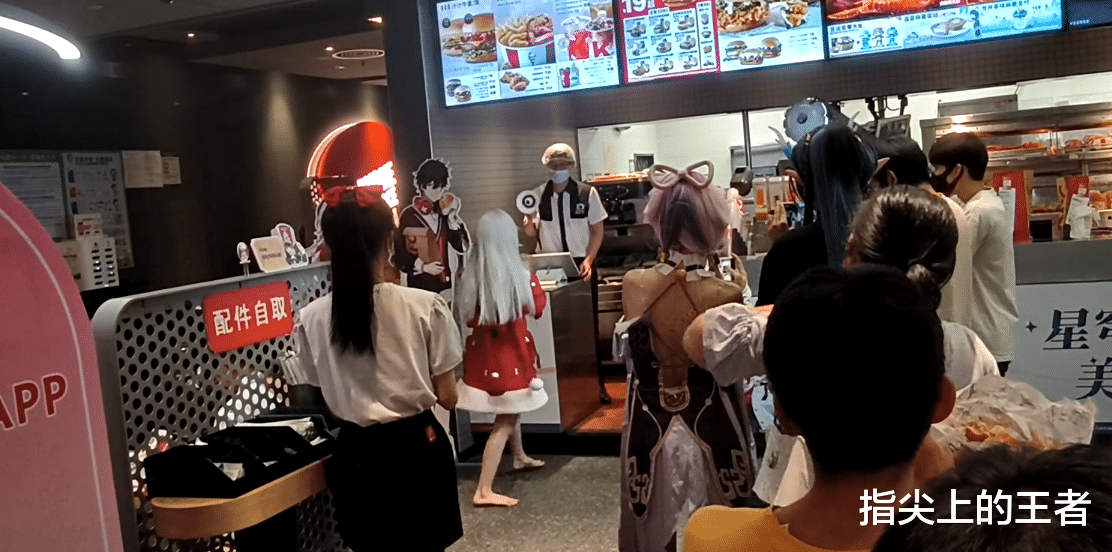 美食探店|肯德基联动星穹铁道后，连店员都被帕姆改造，玩家全嗨了