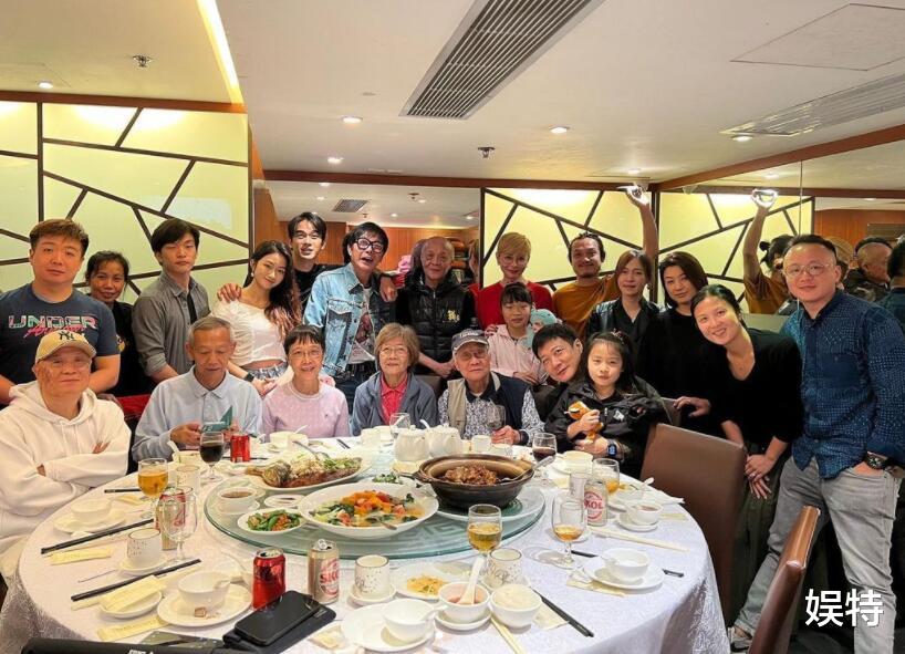 钱小豪|钱小豪6兄弟姐妹同框为父母贺寿,演员儿子带女友见长辈好事将近