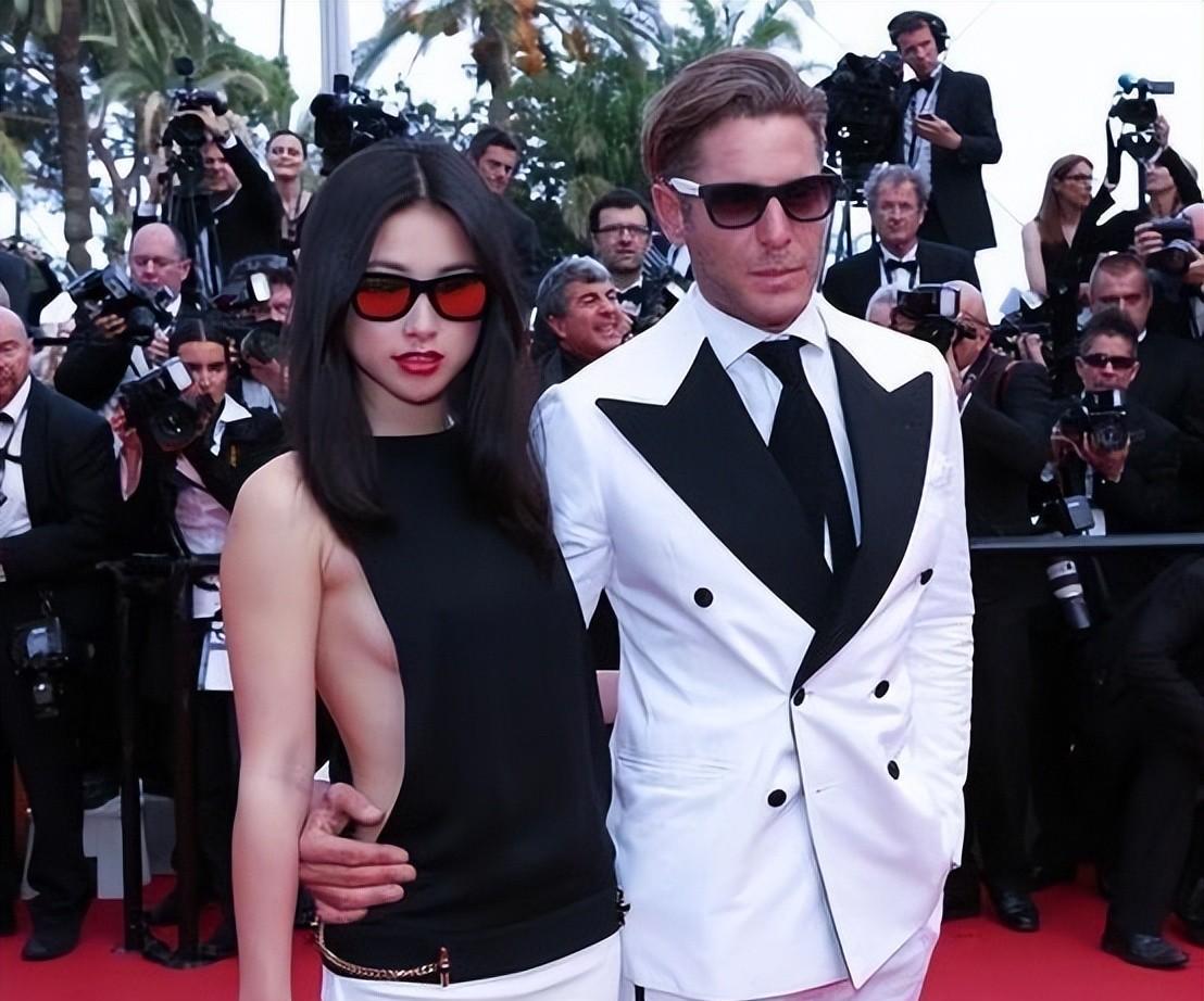 朱珠带娃看丈夫赛马,衣着时尚造型引争议,她老公太拉胯颜值