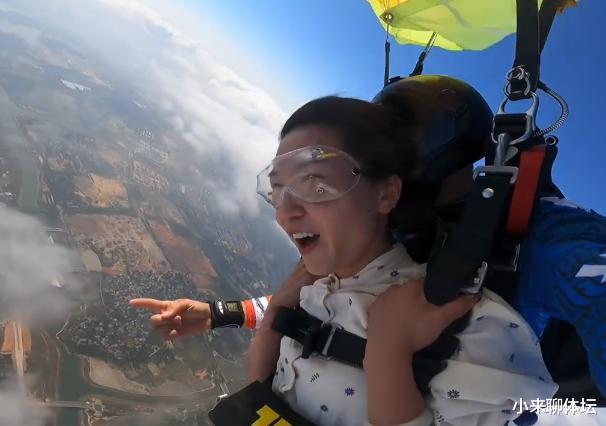 王梦洁|王梦洁放飞自我!尝试跳伞+冲浪,正调整心态迎接新挑战