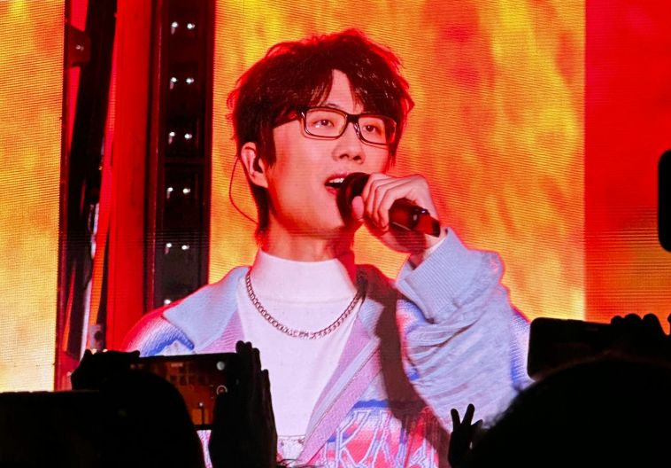 许嵩|许嵩冯禧再次撒糖,男方在舞台上唱歌,冯禧充当工作人员贴心陪伴