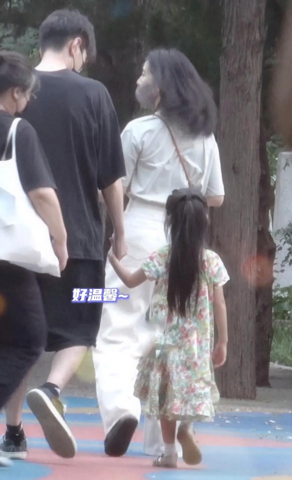 高圆圆赵又廷接女儿,一家三口互动有爱,4岁Rhea跟爸爸撒娇好甜