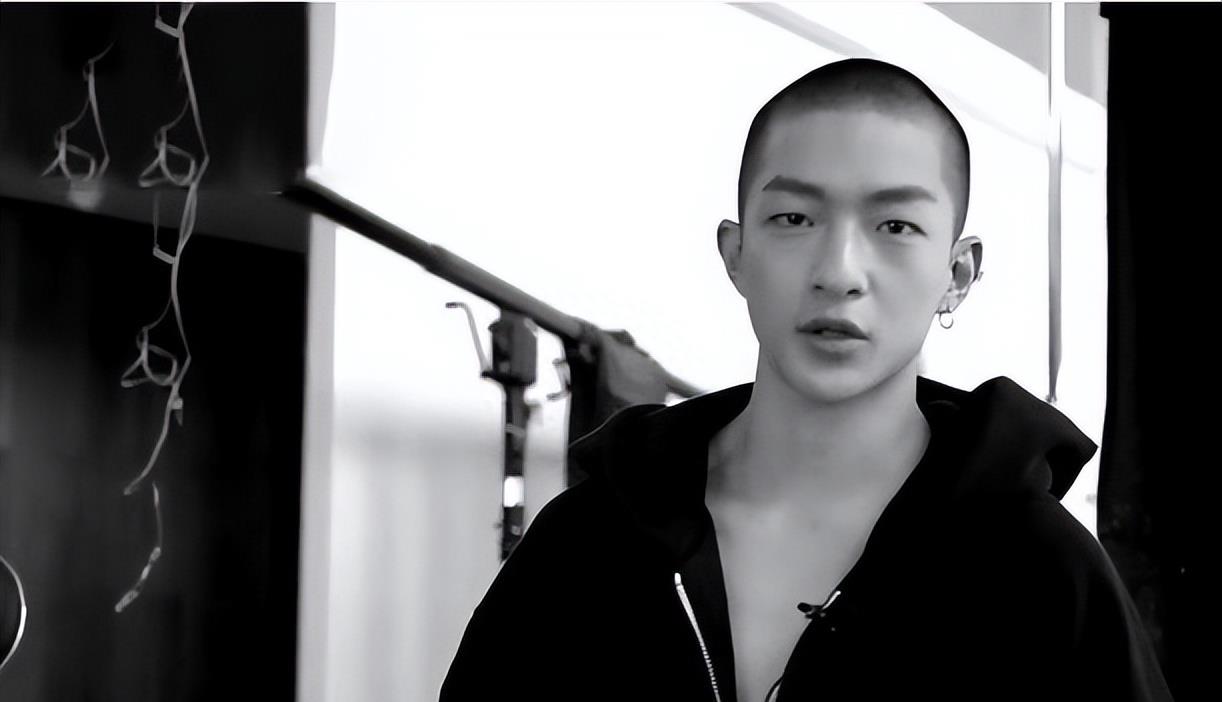 被吴京捧红的“白眼狼”，爆红后反咬一口，今落魄到无戏可拍