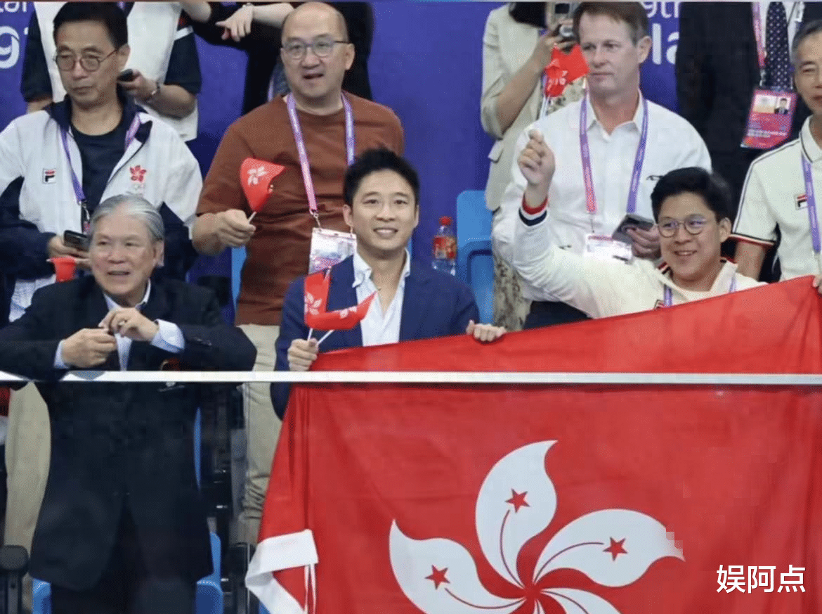 郭晶晶忙完亚运返港参加婚宴，拎奢侈品包包显贵气！和友人聊不停