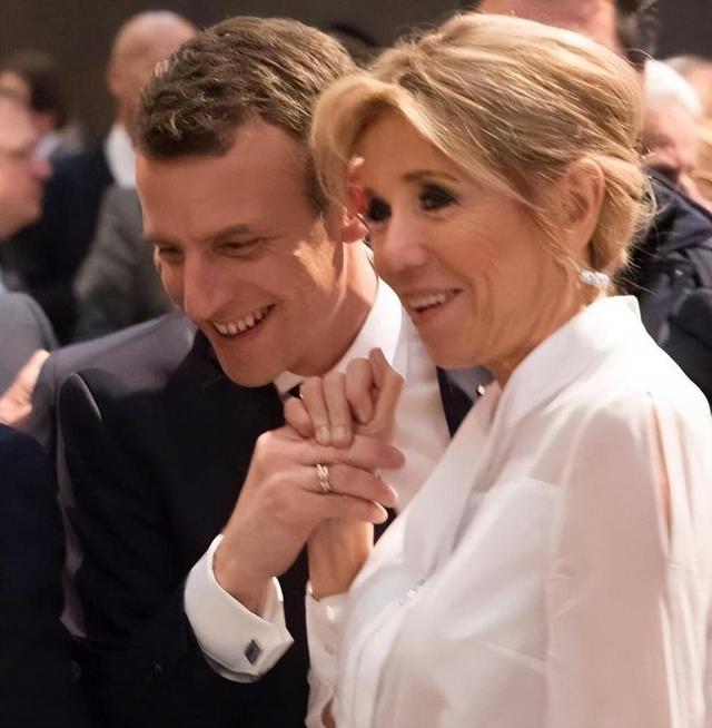 埃马纽埃尔·马克龙 布丽吉特遇见韩国第一夫人，脸蛋身材都输了，网友：马克龙让她赢