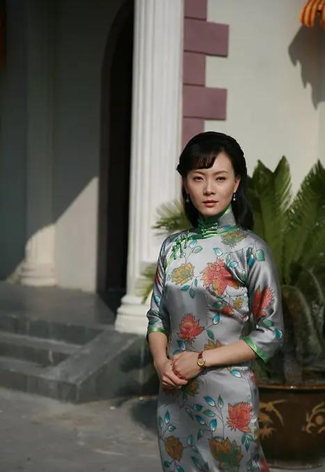 当46岁陈数对比43岁殷桃，我才明白，什么叫自然老去