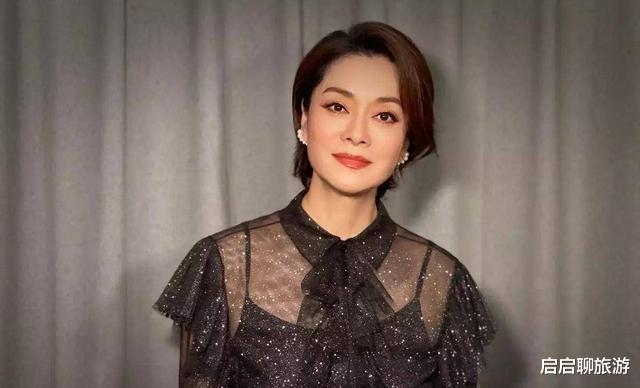 |毛阿敏出席女儿成人礼，女儿嘴上唇钉抢镜，打扮前卫似女巫