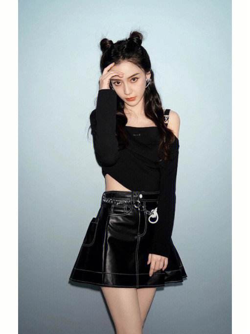 baby带6岁儿子旅居法国！身穿热裙长腿抢眼，心情大好笑容满面