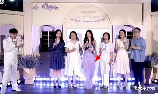 24岁赵露思人鱼造型直播,生图显黑太臃肿,四肢粗壮如胖20斤!