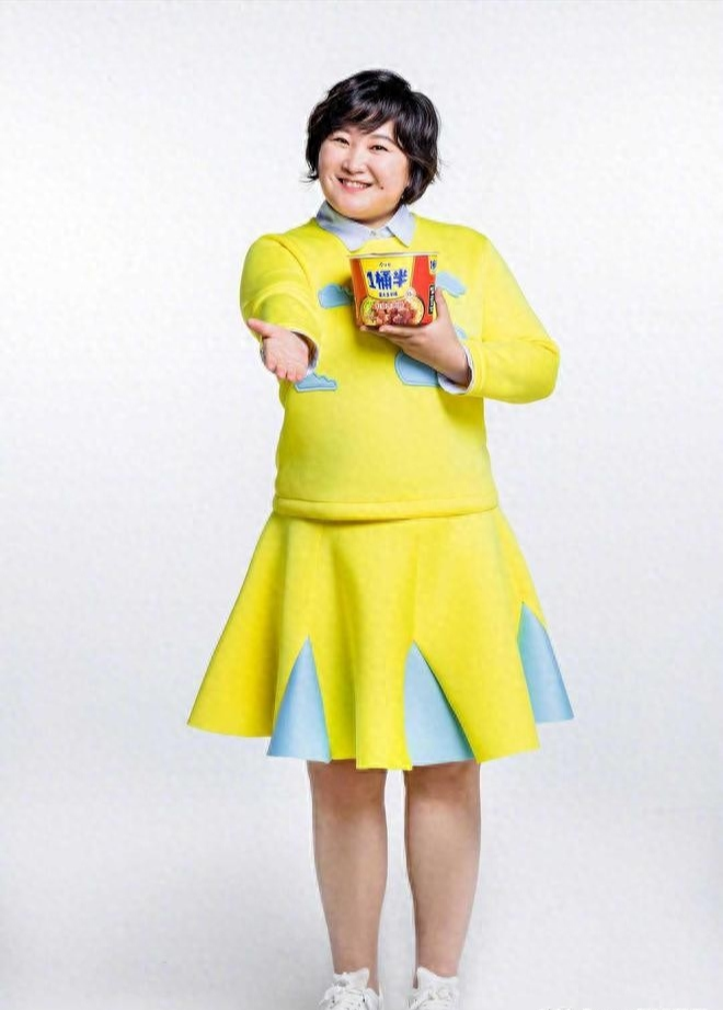 贾玲减肥成功：做一个爱美的女人！她和孙集斌站在一起，有夫妻相