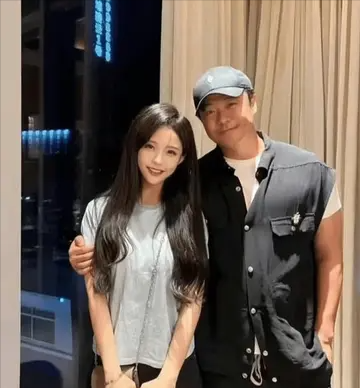 陈思诚|陈思诚与女友法国旅行,阮巨身穿露脐嘟嘴求吻