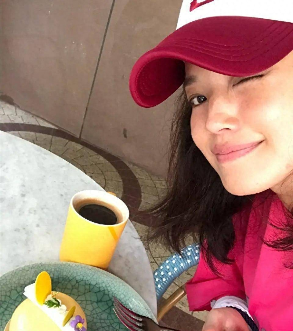 舒淇亮相红毯,宽眼距、小雀斑、大嘴巴的舒淇,到底哪里美?