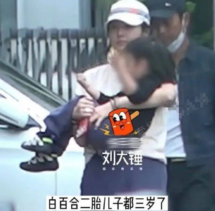白百何又离婚了？带二胎儿子玩耍，因“一指弹”陷入事业危机的她成穿搭博主