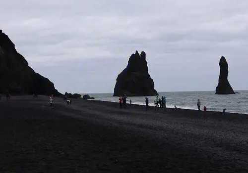海岛|天堂般的世界，到处是自然的黑色沙砾，一根根玄武岩柱子高高耸起