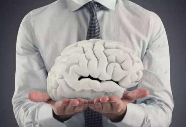 27岁男子脑梗瘫痪，抽出2升“牛奶血”，医生：吃2种早餐等于喝油