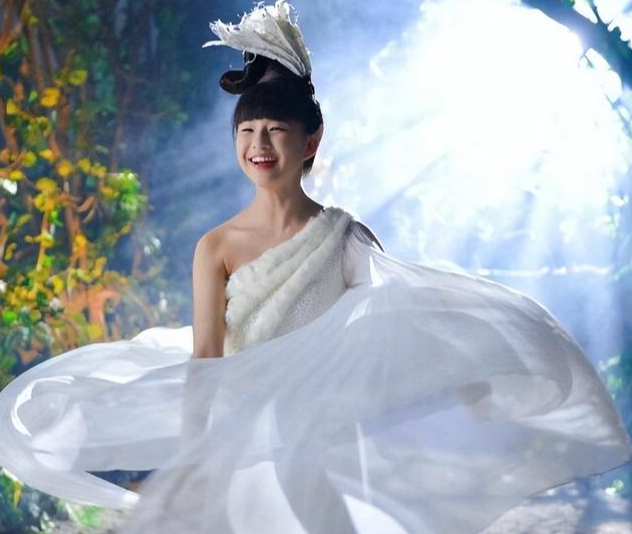 杨丽萍|25岁小彩旗受伤独居国外，被亲姨妈杨丽萍拿钱养着，是爱还是害？