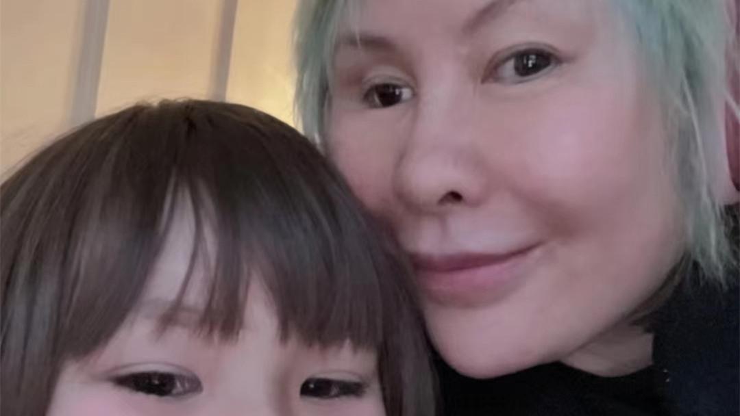 罗琦|知名歌手罗琦现身德国，染绿发变化大，9岁混血儿子罕露面太像妈