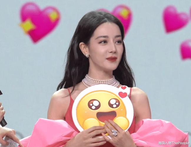 杨紫|微博之夜女星生图：热巴杨紫惊艳，杨幂脸垮金晨干瘪，刘诗诗脸僵