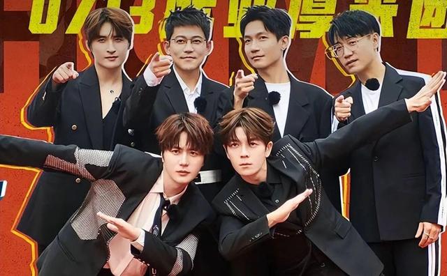 王栎鑫失婚三年迎新恋情,深夜携眼镜妹同回寓所,恩爱牵手超甜蜜