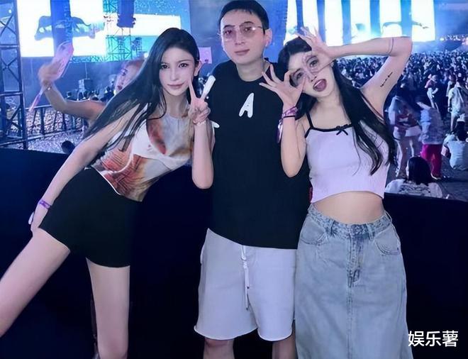 尺度争议!王思聪与网红行为曝光,触碰服务员大腿引发争议