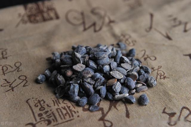 慢性咽炎是咽喉里难化的痰,一个中成药,让气机下降,痰就没有了