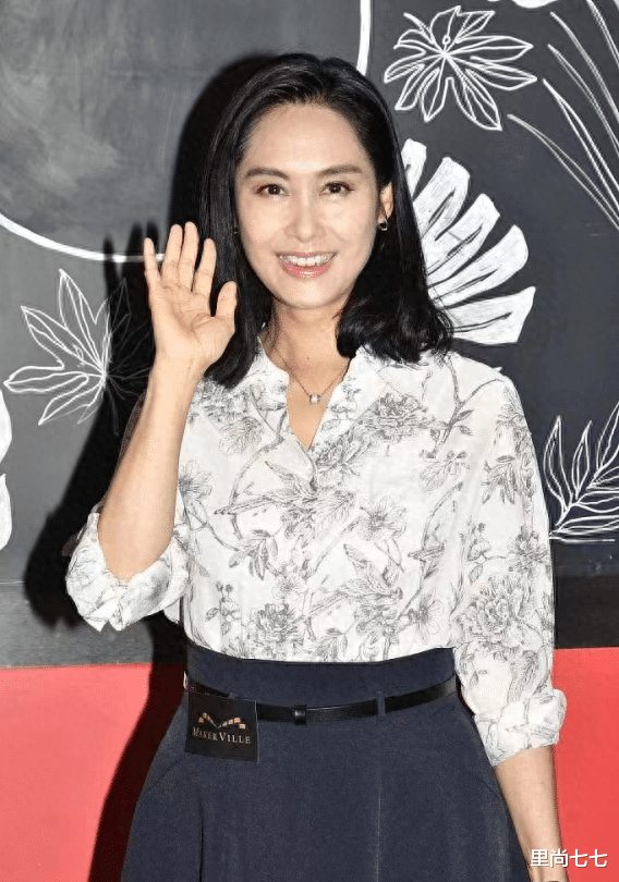 朱茵也发腮了，久违露面大变样，妇女主任打扮暴露粗腰肚子大