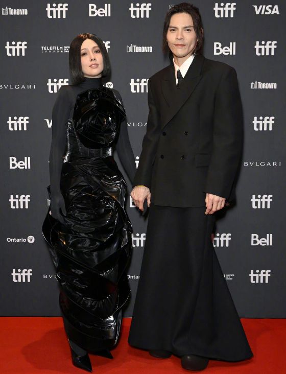 郭碧婷和老公走红毯大变样!油头憔悴眼神空洞,向佐穿裙子瘦脱相