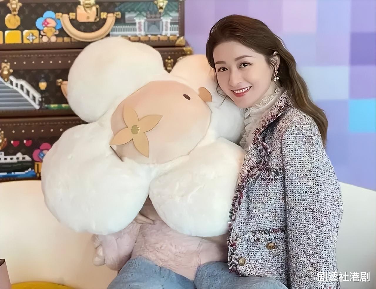 豪宅|前TVB港姐嫁富商住4000尺豪宅,为女儿庆生,状态曝光不输少女