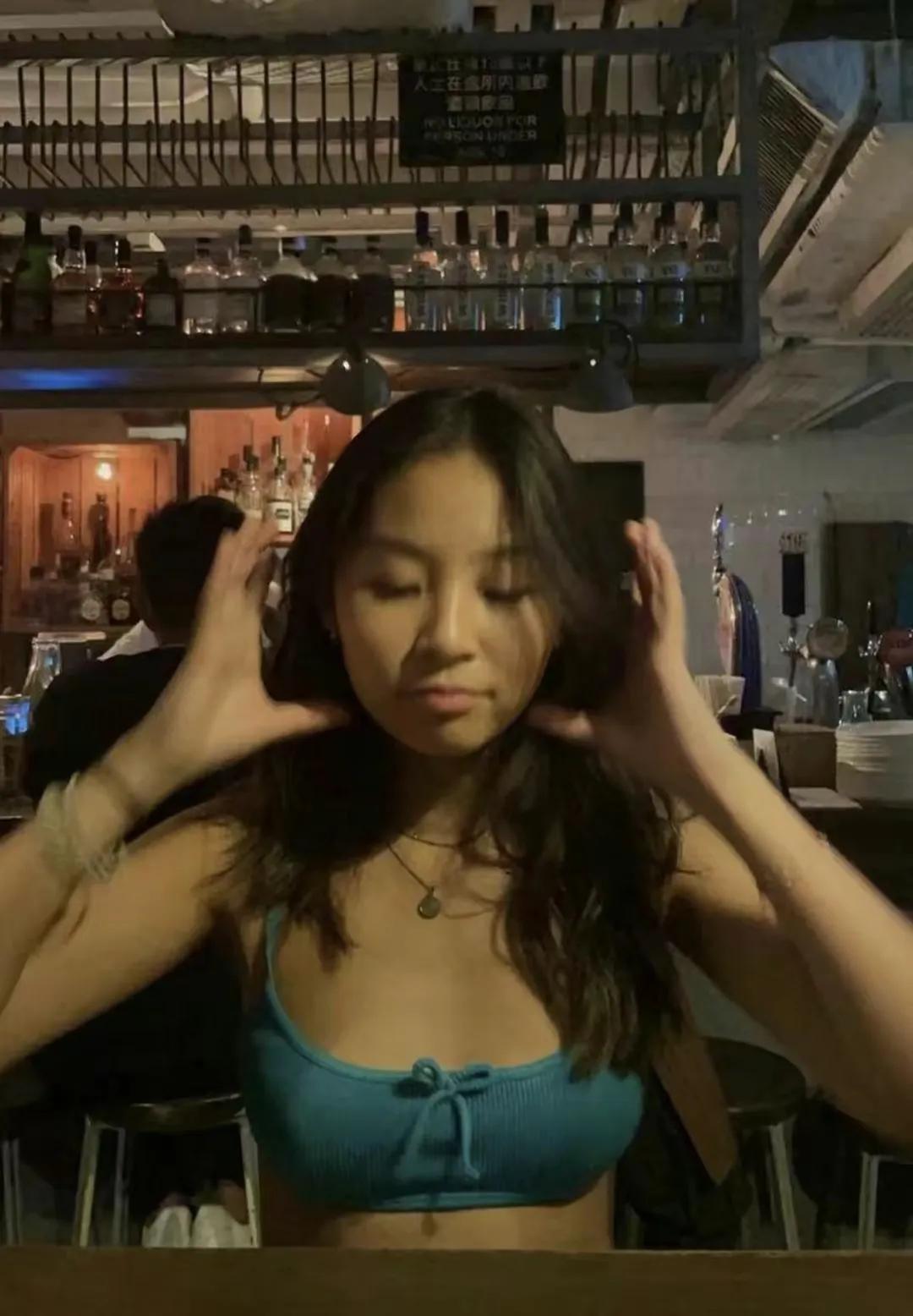 吴君如|偶遇陈可欣吴君如一家三口，16岁陈是知亭亭玉立，打扮青春靓丽