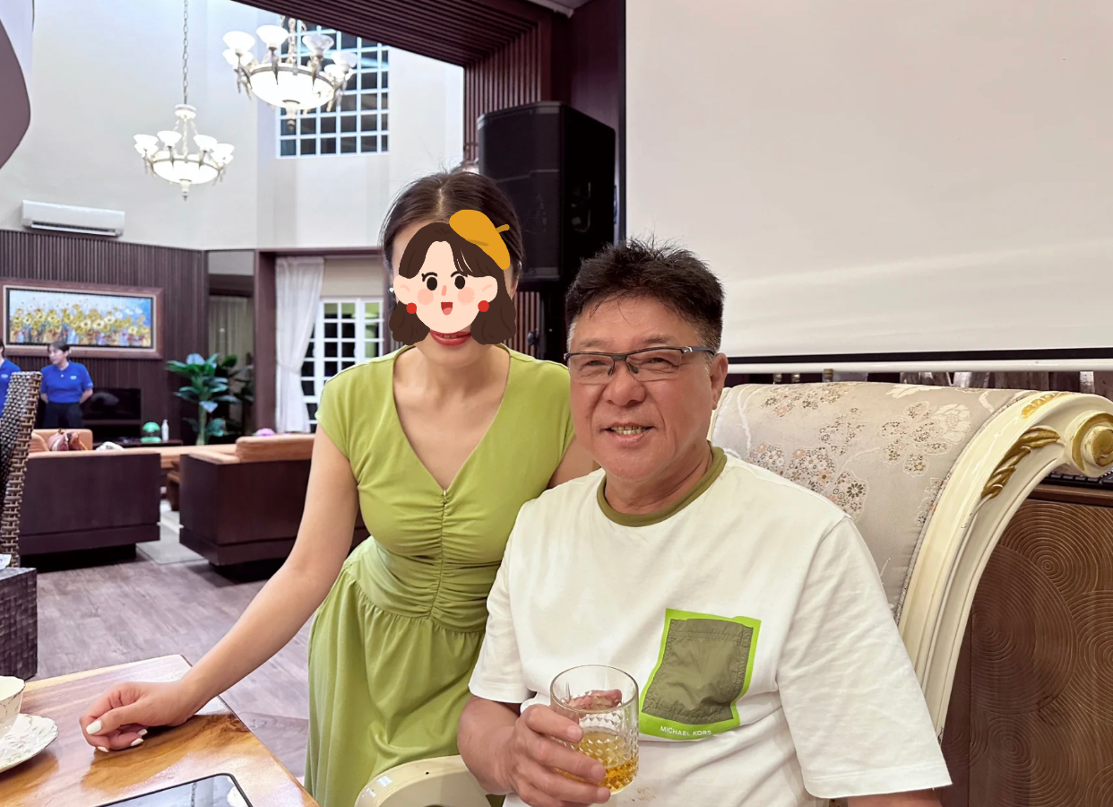 姜育恒|64岁姜育恒定居马来西亚，与多位富婆豪宅内聚餐，贴脸靠头太亲密