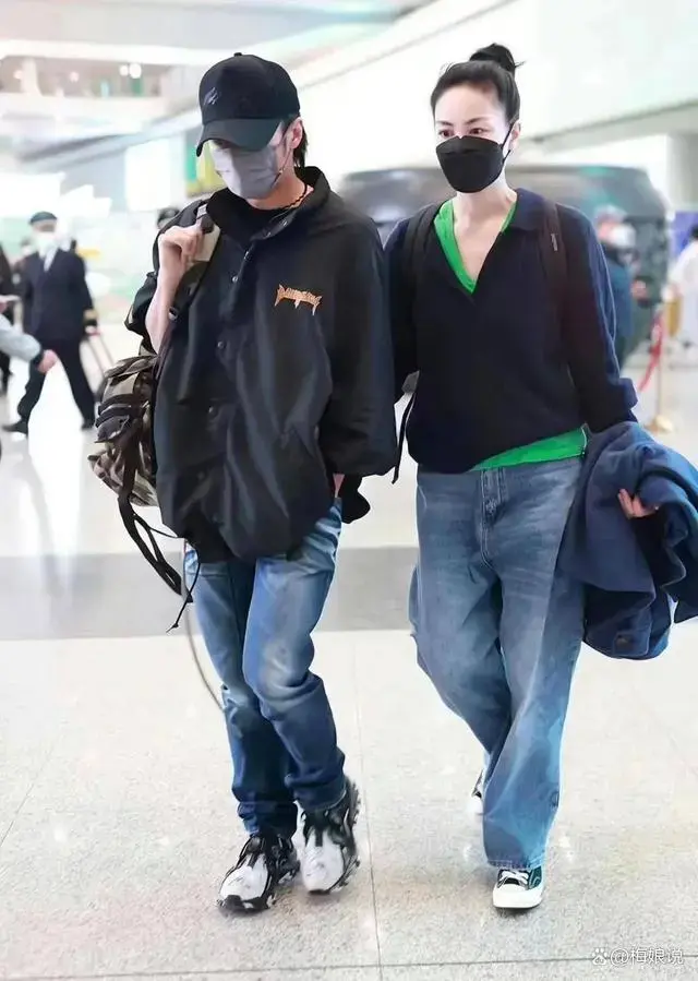 王菲|54岁王菲独自坐机场大巴，身边不见谢霆锋，5元鲨鱼夹是亮点