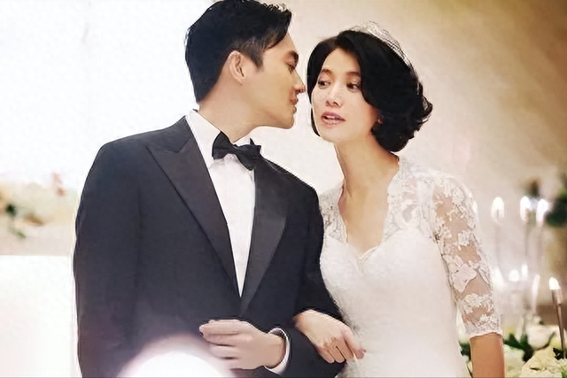 有一种“反噬”叫张智霖，52岁头发花白老人斑明显，善恶报应已到