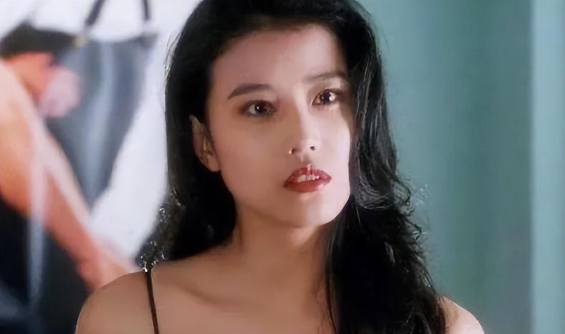 |周海媚：婚姻失败后放纵的一生，靠美貌征服9个男人，现与爱犬相伴