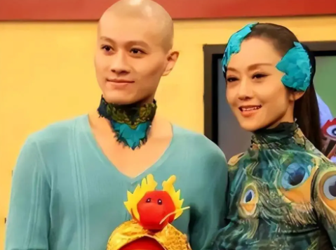 杨丽萍舞伴抑郁自杀！从39楼一跃而下，杨丽萍哀悼再舞《雀之恋》