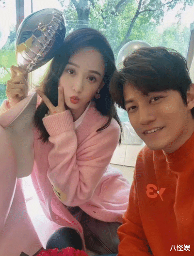 陈乔恩与老公骑电车逛街，自称小朋友甜喊Alan大叔，生活幸福滋润