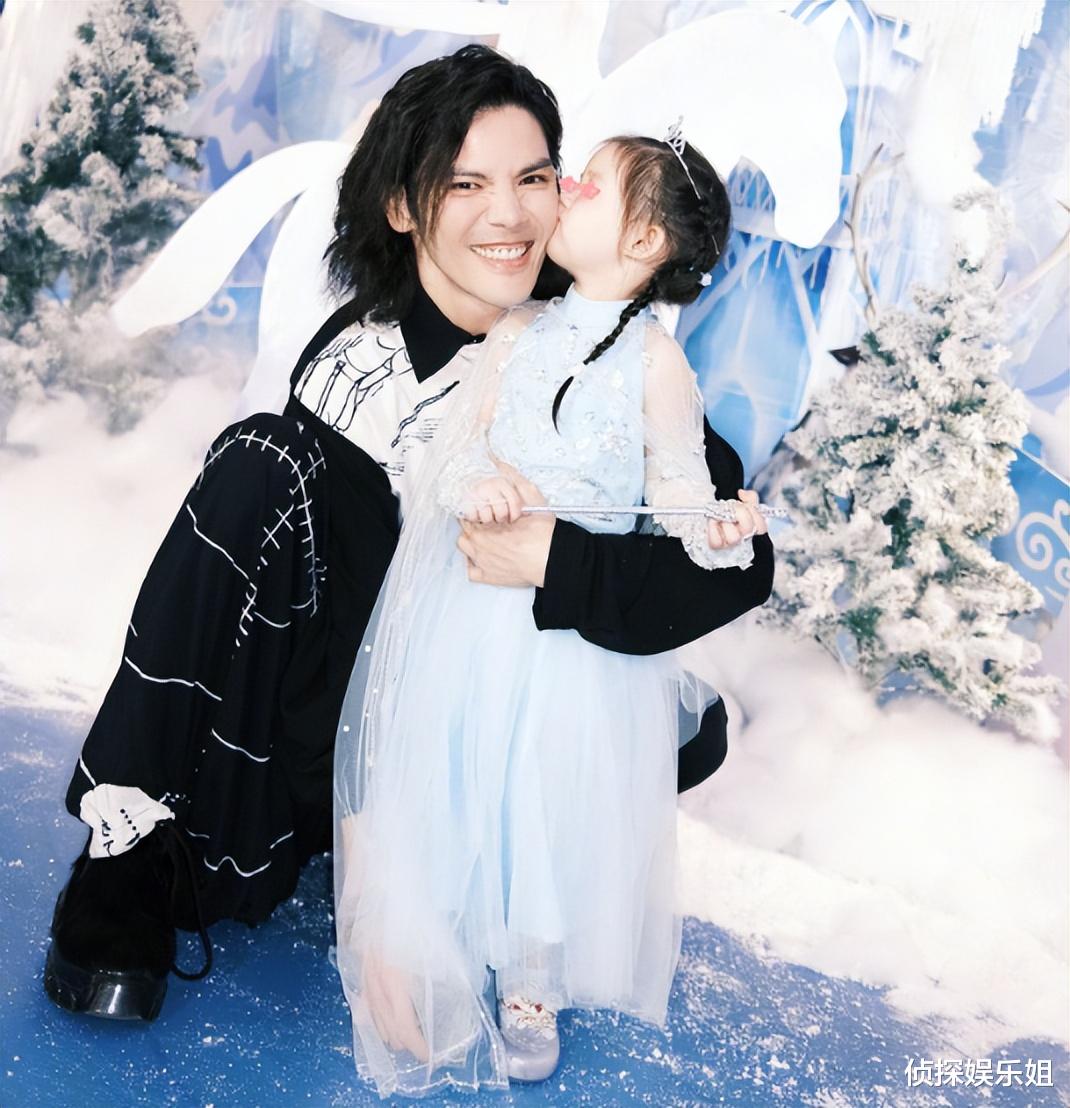 向佐郭碧婷带女儿参加婚礼，3岁Cora穿公主裙好美，高颜值像妈妈