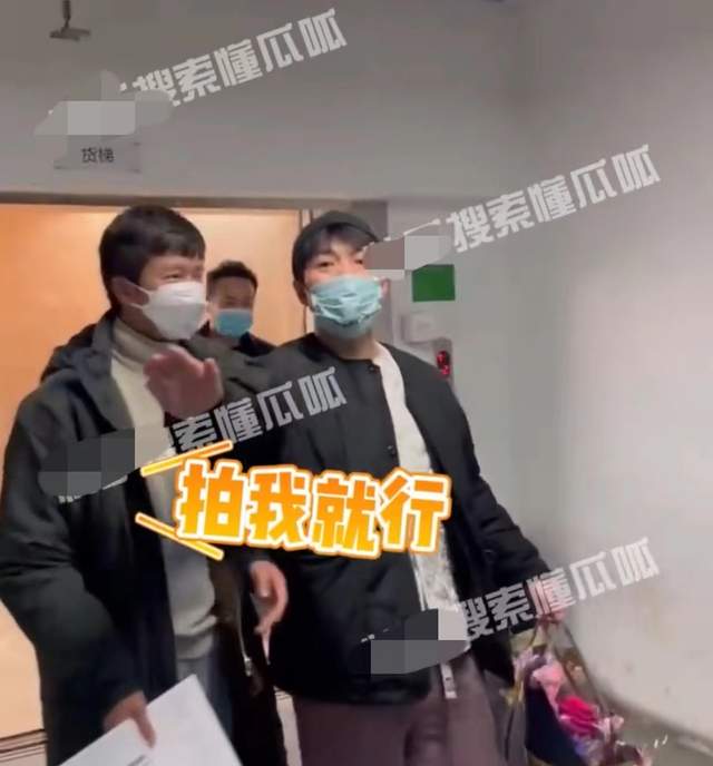 张颂文|张颂文遭粉丝围堵，满脸疲态白发抢眼，唐小龙贴身保护阻止拍照