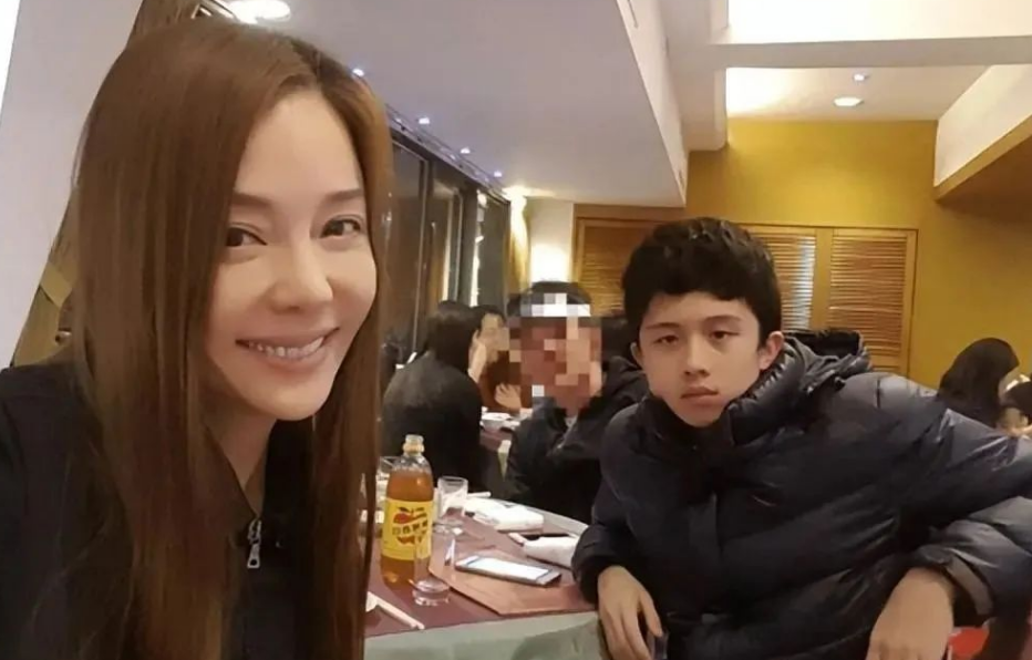 女星与儿子当众亲吻3小时，同床共枕15年，儿子最终被送进监狱