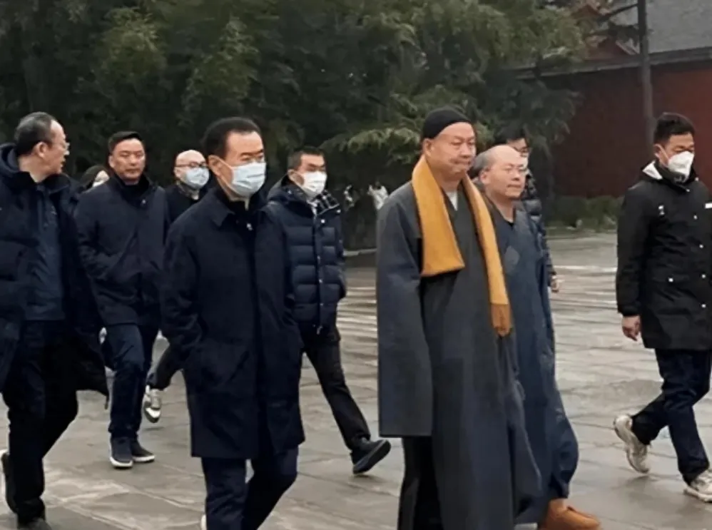 69岁王健林负债千亿，现身寺庙骨瘦如柴，王思聪仍与网红打得火热