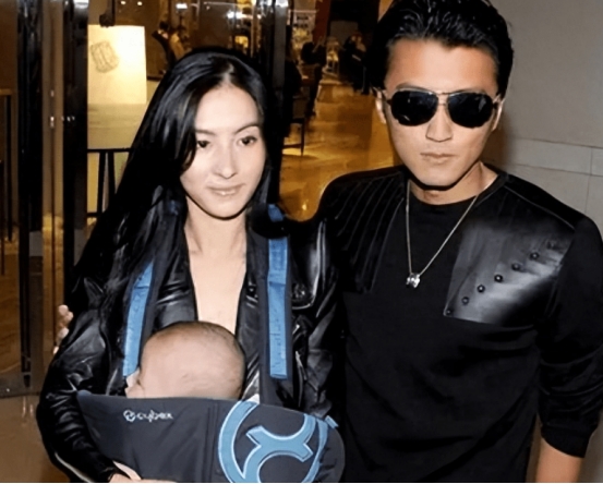 曝杨幂谢霆锋领证完婚！消息一出被罚6万, 王菲却成“第三者”