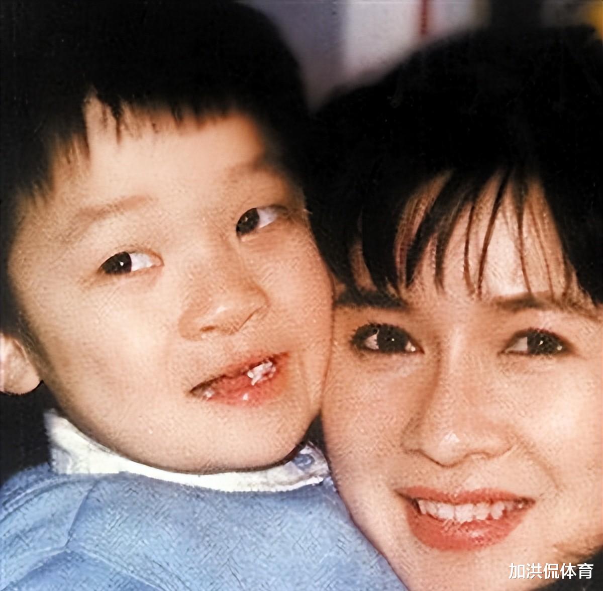 蔡明|原来他就是蔡明儿子,37岁仍未婚未育,是蔡明的骄傲更是她的心病