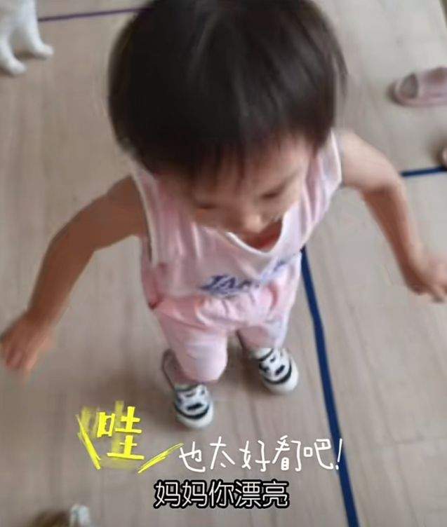 郑恺夫妇在上海遛娃!苗苗罕见化美妆露小蛮腰,身材纤瘦辟谣三胎传闻