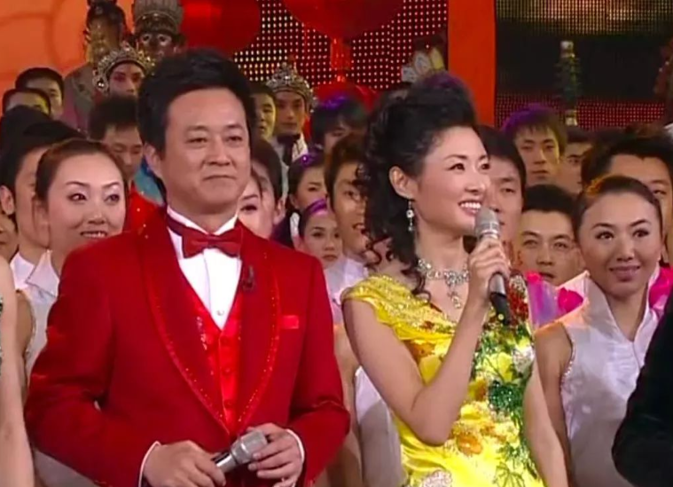 |五位央视龙年春晚主持人,个个实力不凡,皆受观众喜爱,最小30岁