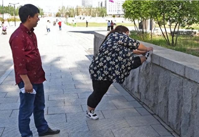 昔日校花被丈夫喂到330斤、睡塌两张床，丈夫：我怕她被别人抢走