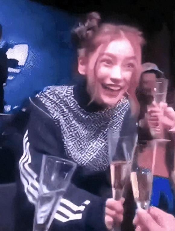 明星在资本面前有多卑微？杨幂被搂腰，张艺谋酒局被推开却不敢出声