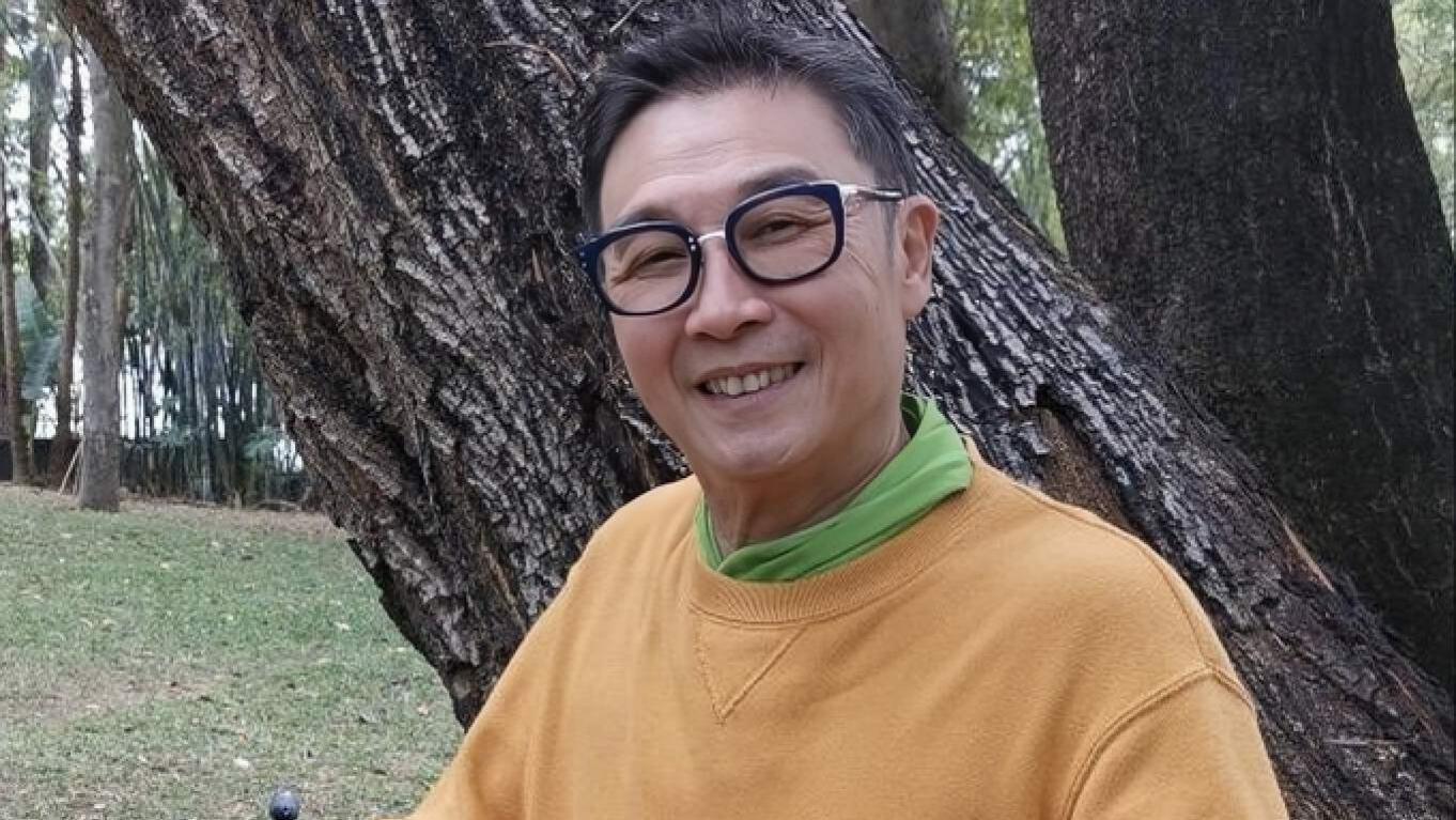 香港知名老戏骨宣布复出，近照精神状态佳，意外跌倒后休养两年