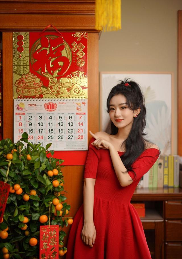 赵丽颖|赵丽颖穿露肩红衣靓丽俏皮!雪肤玉貌美得让人窒息